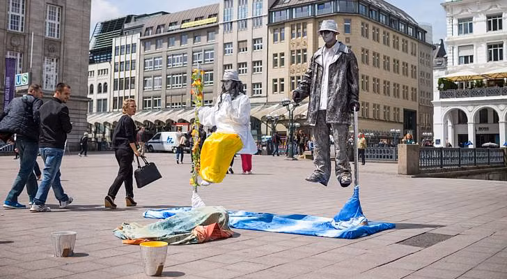 Khi biểu diễn một mình, họ cũng sử dụng chiêu thức tương tự như trên và qua mắt được phần lớn khán giả.