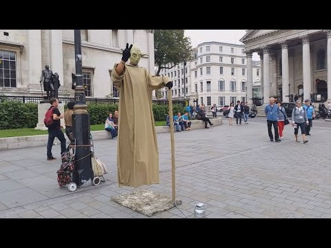 Cụ thể, những người biểu diễn màn ảo thuật "bay lơ lửng" trong không trung đã đặt những thanh thép và giá làm thành khung đỡ kiên cố.