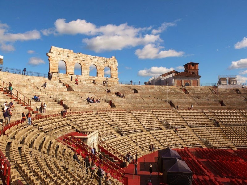 Nhà hát Verona Arena có sức chứa 22.000 khán giả. Chính vì vậy, nơi đây diễn ra những sự kiện lớn thu hút đông người tham gia.