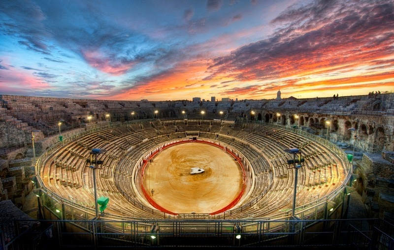 Sau khi đế chế La Mã sụp đổ, Arena of Nîmes từng được sử dụng nơi trú ẩn cho hàng trăm người. Ngày nay, kiến trúc này được sử dụng với các mục đích khác nhau như: rạp chiếu phim, tổ chức buổi hòa nhạc, chương trình đấu vật. Mời quý độc giả xem video: Nhà hát Opera Sydney kỷ niệm 40 năm khánh thành (nguồn: VTC14)