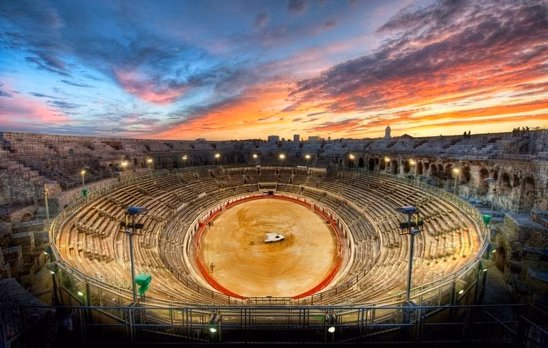Sau khi đế chế La Mã sụp đổ, Arena of Nîmes từng được sử dụng nơi trú ẩn cho hàng trăm người. Ngày nay, kiến trúc này được sử dụng với các mục đích khác nhau như: rạp chiếu phim, tổ chức buổi hòa nhạc, chương trình đấu vật. Mời quý độc giả xem video: Nhà hát Opera Sydney kỷ niệm 40 năm khánh thành (nguồn: VTC14)