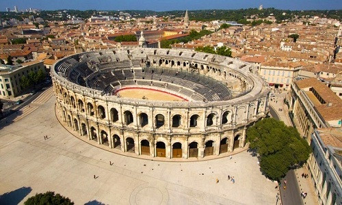 Được xây dựng vào khoảng năm 70 sau Công nguyên, Arena of Nîmes từng là điểm đến yêu thích của người dân theo dõi những cuộc chiến giữa các võ sĩ giác đấu và săn thú dữ.