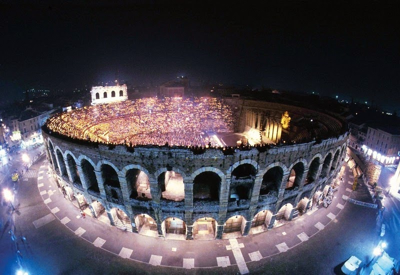 Ngày nay, Verona Arena - một trong những kiến trúc cổ xưa nhất được bảo tồn gần như nguyên vẹn bằng đá sa thạch trắng là nơi diễn ra một số buổi hòa nhạc.