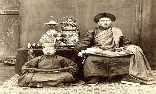 Trong 20 năm sống và làm việc tại Trung Quốc, nhiếp ảnh gia Thomas Child đã chụp ảnh đen trắng về các đền chùa, bến cảng, nhịp sống đời thường của người dân địa phương.