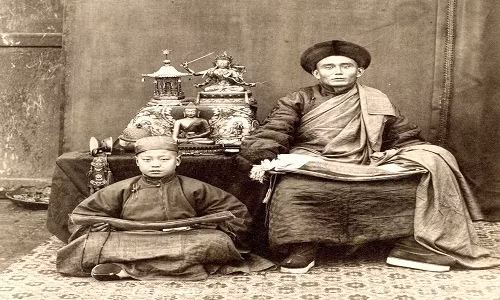 Trong 20 năm sống và làm việc tại Trung Quốc, nhiếp ảnh gia Thomas Child đã chụp ảnh đen trắng về các đền chùa, bến cảng, nhịp sống đời thường của người dân địa phương.