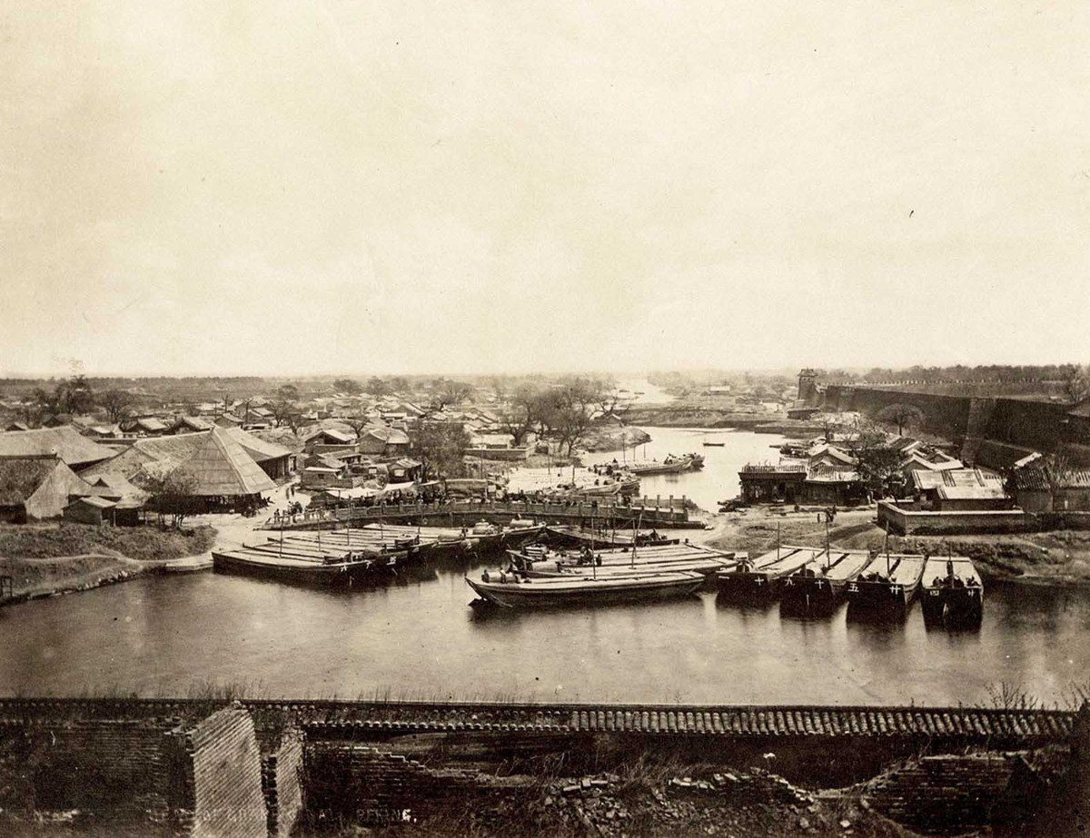 Tàu thuyền neo đậu tại một bến cảng ở Bắc Kinh.