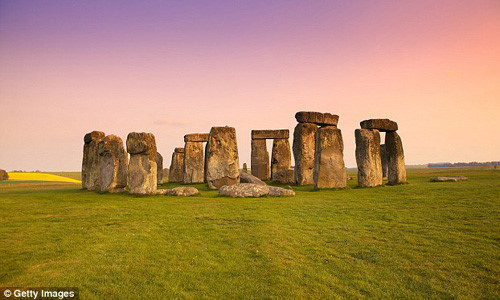 Bãi đá Stonehenge được tạo nên bởi quần thể công trình với 30 khối đá, mỗi khối nặng khoảng 25 tấn. Trong số này có 5 tảng đá lớn với trọng lượng lên đến 50 tấn.