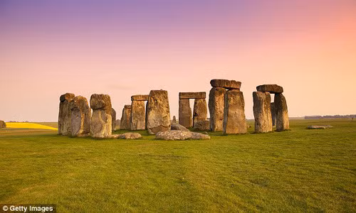 Bãi đá Stonehenge được tạo nên bởi quần thể công trình với 30 khối đá, mỗi khối nặng khoảng 25 tấn. Trong số này có 5 tảng đá lớn với trọng lượng lên đến 50 tấn.