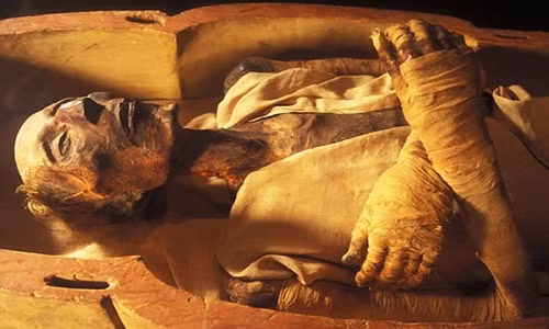 Theo quan niệm của người Ai Cập cổ đại, linh hồn của con người sẽ gắn liền vĩnh viễn với sự tồn tại của cơ thể, ngay cả khi chết đi.