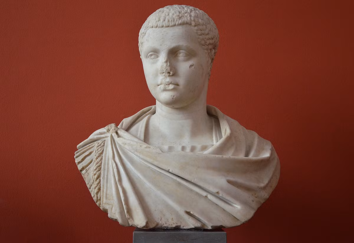 Elagabalus được các sử gia miêu tả là hoàng đế La Mã có đời sống phá vỡ nhiều quy tắc, chuẩn mực xã hội.