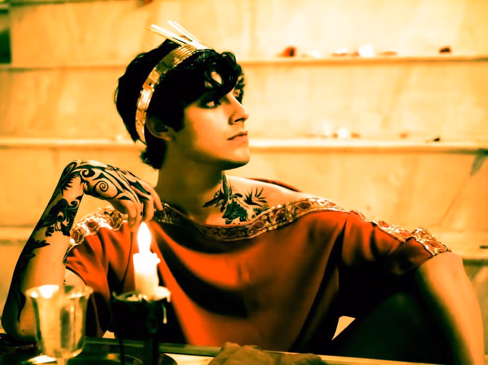 Với những điều trên, người ta cho rằng Elagabalus là một người chuyển giới. Về sau, hoàng đế Elagabalus còn có nhiều hành động ẻo lả, đặc biệt thiên vị các nam cận thần khiến thượng viện La Mã khinh thường và dần mất quyền lực.