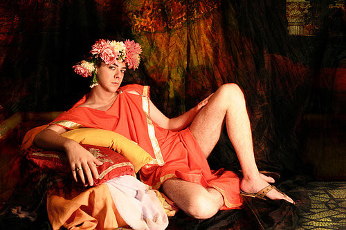 Chưa dừng lại ở đó, hoàng đế Elagabalus còn gây sốc khi hứa trọng thưởng một nửa đế chế La Mã cho bất kỳ danh y nào có thể biến ông thành nữ giới.