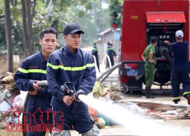 Lực lương cảnh sát PCCC số 9 sử dụng vòi phun nước làm sạch đường khu vực xã Nam Phương Tiến.