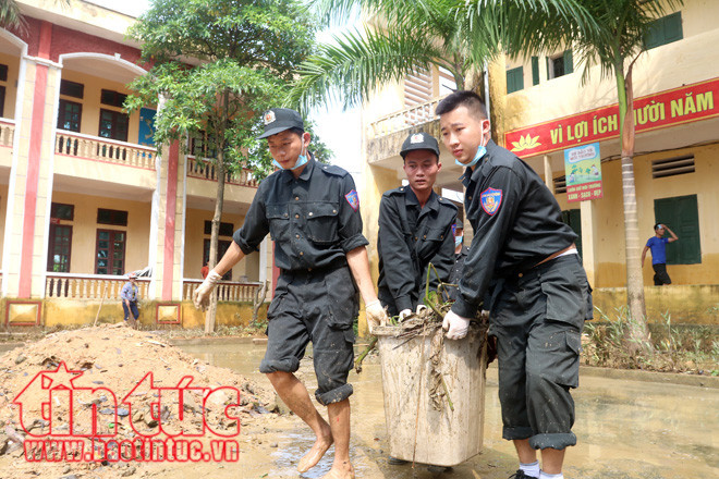 Các học viên trường Trung cấp cảnh sát vũ trang T45 vệ sinh trường lớp trường tiểu học xã Nam Phương Tiến