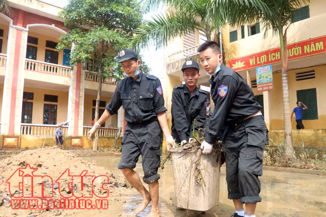 Các học viên trường Trung cấp cảnh sát vũ trang T45 vệ sinh trường lớp trường tiểu học xã Nam Phương Tiến