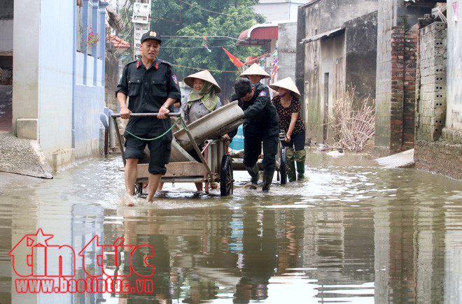 Hình ảnh về những chiến sĩ Công an đã để lại hình ảnh đẹp trong tâm trí người dân vùng rốn ngập Chương Mỹ.