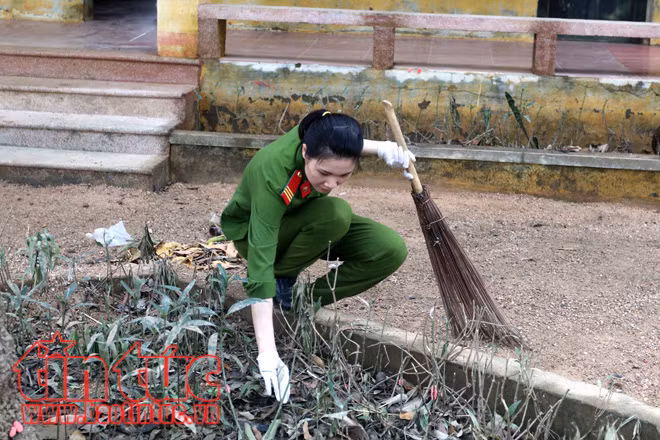 Tại trường Trung học cơ sở Nam Phương Tiến A, hàng tốp chiến sĩ công an không quản ngại khó khăn dọn dẹp sạch sẽ trường lớp cho các em nhỏ kịp đến trường cho năm học mới.