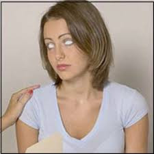 Laura Castro sống ở Miami, Florida, Mỹ gây chú ý khi sở hữu đôi mắt có khả năng nhìn xuyên qua gạch ốp tường hay kim loại.