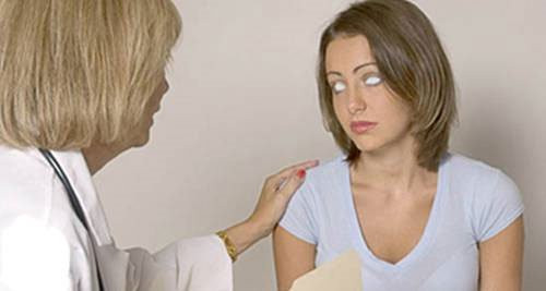 Khi mới chào đời, Laura có đôi mắt nâu như nhiều người. Tuy nhiên, đến năm 10 tuổi, đôi mắt của Laura chuyển sang màu trắng trong.