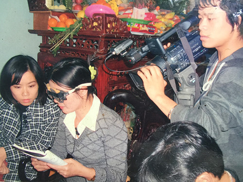 Kể từ khi nhận ra bản thân sở hữu khả năng đặc biệt, bà Thiêm đã hỗ trợ tìm ra hàng trăm mộ liệt sĩ và gây kinh ngạc cho nhiều người với khả năng kết nối các linh hồn.