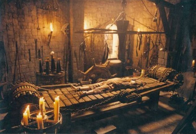 Theo đó, nạn nhân sẽ được đặt lên nằm trên chiếc bàn với tay chân bị trói chặt vào 2 con lăn ở hai đầu.