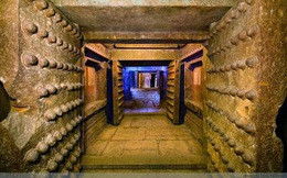 Nghe vậy, tên mộ tặc họ Chu nổi lòng tham nên quyết định đột nhập vào trong lăng Vĩnh Xương để đánh cắp chiếc đai lưng. Theo đó, y dễ dàng vào được bên trong lăng mộ do không gặp phải sự canh giữ nào cũng như không phải đối mặt với các cạm bẫy như các lăng mộ của các hoàng đế khác.