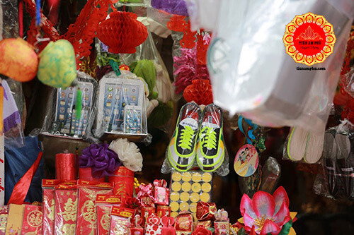 Các gia đình sắm vàng mã đầy đủ như trên để cho người cõi Âm có được một cuộc sống giống như người trên dương gian.