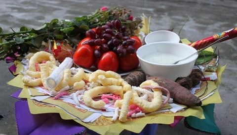 Những vong hồn này không được ai thờ cúng, hoặc chết đường chết chợ lang thang vạ vật không tìm được đường về với tổ tiên. Do vậy, nhiều gia đình thường làm một mâm cúng chúng sinh để các vong hồn không quấy nhiễu dương gian.