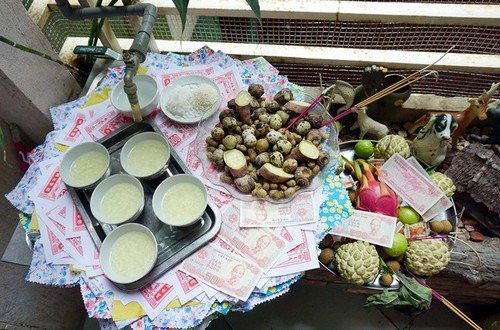 Nguyên do là vì người ta quan niệm, đây là thời gian những vong linh trên đường trở về địa ngục nên cũng là lúc cúng cô hồn chuẩn nhất. Mọi việc cúng phải được hoàn tất vào ngày 15/7.