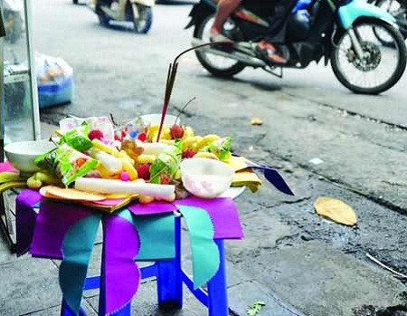 Tiền vàng (tiền thật các loại mệnh giá và tiền vàng mã) không thể thiếu trong mâm cúng chúng sinh. Lưu ý, khi rải tiền vàng ra mâm cúng phải để 4 hướng Đông, Tây, Nam, Bắc, mỗi hướng từ 3 - 5 - 7 cây hương...