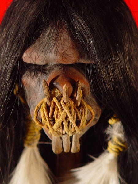 Một số bộ tộc sống trong rừng rậm của Peru và Ecuador thực hiện tập tục vô cùng đáng sợ là chặt đầu kẻ thù và các con tin. Những chiếc đầu của kẻ thù được trưng bày trong nhà như bộ sưu tập chiến công.