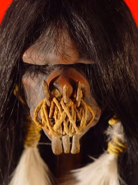 Một số bộ tộc sống trong rừng rậm của Peru và Ecuador thực hiện tập tục vô cùng đáng sợ là chặt đầu kẻ thù và các con tin. Những chiếc đầu của kẻ thù được trưng bày trong nhà như bộ sưu tập chiến công.