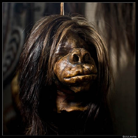 Những bộ tộc thực hành việc chặt đầu kẻ thù tin rằng họ làm như vậy sẽ có thêm sức mạnh, điều khiển được linh hồn kẻ thù. Việc chiếm giữ những hộp sọ cũng khiến linh hồn kẻ thù không thể trốn thoát và không tìm cách trả thù họ vì cái chết của mình.