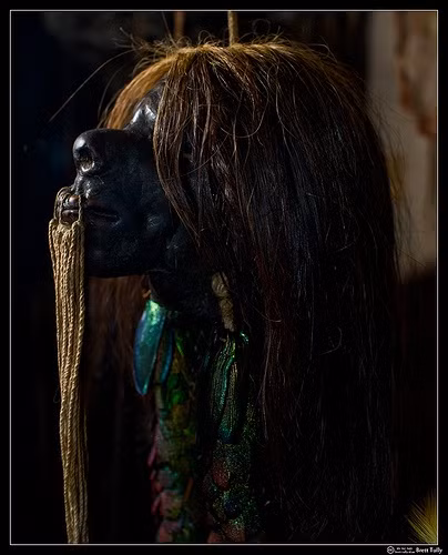 Theo đó, chiến binh nào có càng nhiều hộp sọ của kẻ thù trong nhà thì càng thể hiện họ là người có sức mạnh và được bộ tộc tôn trọng.