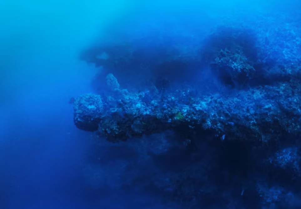 Tuy nhiên, thay vì tìm thấy con tàu cổ, ông Miklos bất ngờ phát hiện một vật thể chìm không xác định (USO) khổng lồ với hình dáng lạ lùng.