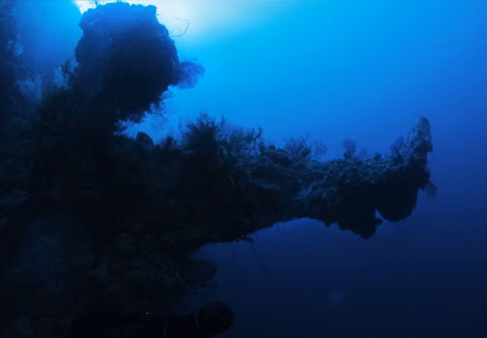 Đặc biệt, nhờ tấm bản đồ của cựu phi hành gia Cooper, ông Miklos lặn tại một địa điểm không được tiết lộ gần Bahamas để điều tra xem đây có phải là nơi "yên nghỉ" của một con tàu cổ đại như ông nghĩ hay không.