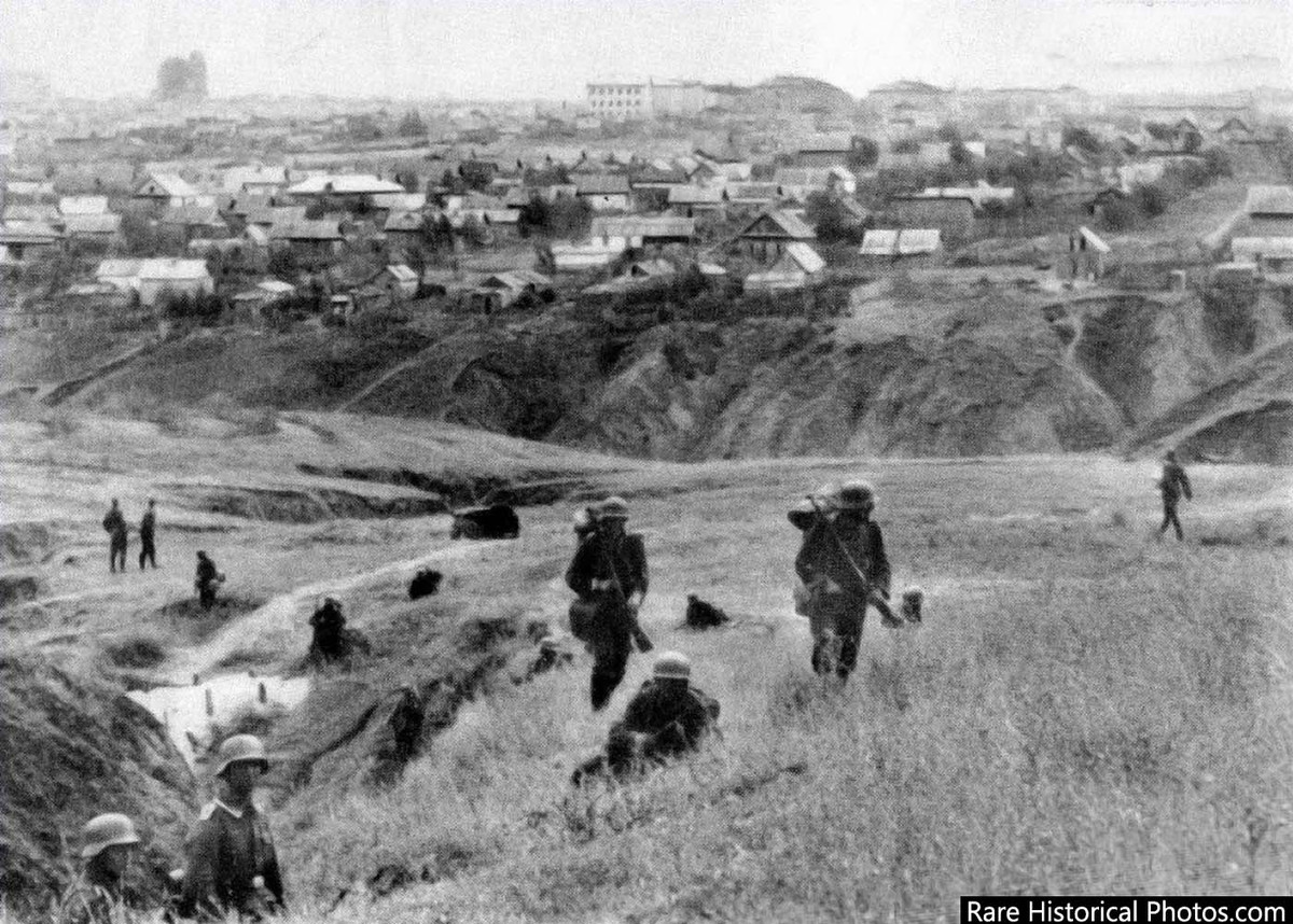 Binh sĩ Đức quốc xã hành quân ở vùng ngoại ô Stalingrad năm 1942.