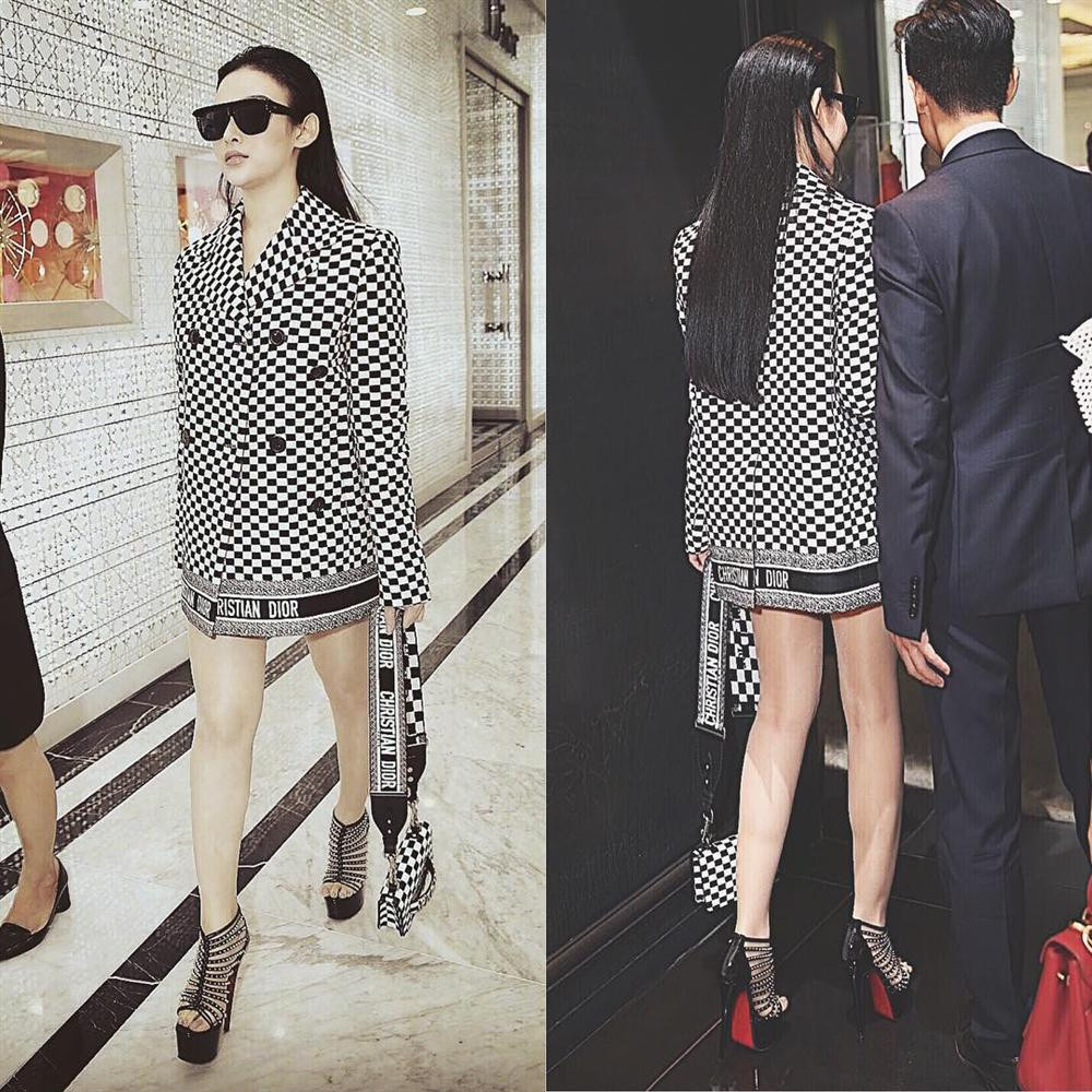 Trong lần tham dự private party của Dior, nàng hot mom "lên đồ" với vest, túi xách caro theo phong cách giấu quần, kính của Christian Dior. Đôi giày đế đỏ huyền thoại này có giá "nhẹ nhàng" 8 triệu đồng.