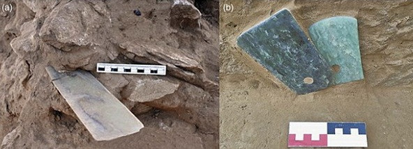 Theo các chuyên gia, kim tự tháp mới được phát hiện gồm 11 bậc, mỗi bậc đều lát đá. Ở bậc trên cùng là những cung điện rộng lớn xây bằng đất nện với các cột gỗ, mái ngói, bể chứa nước rộng lớn. Những dấu tích vật dụng liên quan tới đời sống hàng ngày của con người thời đó cũng được phát hiện.