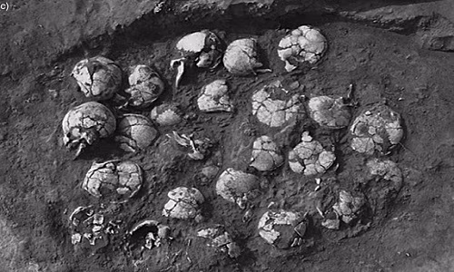 Các chuyên gia cho hay rất có khả năng những người cai trị thành phố cổ xưa trên sống trong cung điện. Hoạt động sản xuất đồ thủ công mỹ nghệ được tiến hành gần cung điện.