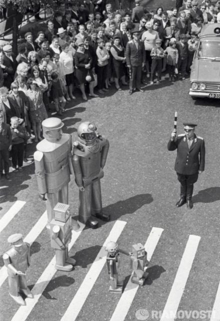 Rất đông người dân theo dõi các robot biểu diễn. Các chuyên gia, nhà khoa học Liên Xô hy vọng những sáng chế về robot sẽ góp phần thay đổi cuộc sống của nhân loại.