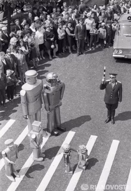 Rất đông người dân theo dõi các robot biểu diễn. Các chuyên gia, nhà khoa học Liên Xô hy vọng những sáng chế về robot sẽ góp phần thay đổi cuộc sống của nhân loại.