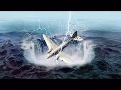 Giống như “Tam giác quỷ” Bermuda, nhiều tàu thuyền, máy bay khi đi vào tam giác Rồng đều mất liên lạc, la bàn không hoạt động...