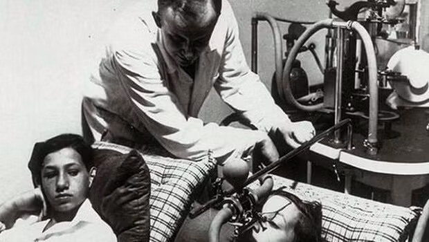 Josef Mengele đã cắt bỏ các bộ phận, tiêm thuốc nhuộm vào nhãn cầu để thử thay đổi màu mắt của các cặp sinh đôi.