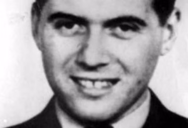 Josef Mengele thực hiện những thí nghiệm y khoa hãi hùng mà không có bất cứ sự đồng ý nào của đối tượng thử nghiệm.