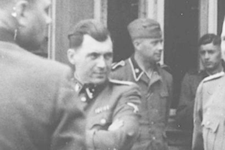 Thậm chí, gã bác sĩ điên khùng này còn khâu những đứa trẻ lại với nhau để tạo thành người dính đôi.