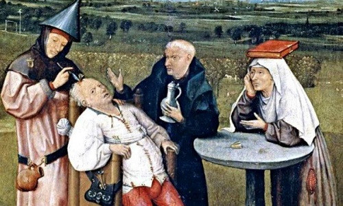 Các thầy thuốc phương Tây thời xưa từng quan niệm ma quỷ gây ra một số căn bệnh như co giật, nhức đầu và nhiễm trùng. Ma quỷ bị mắc kẹt trong đầu. Do vậy, để chữa bệnh, thầy thuốc sẽ khoan một lỗ trên đầu để các linh hồn ma quỷ thoát ra ngoài. Chỉ có vài bệnh nhân sống sót sau khi trải qua phương pháp điều trị ghê rợn này.