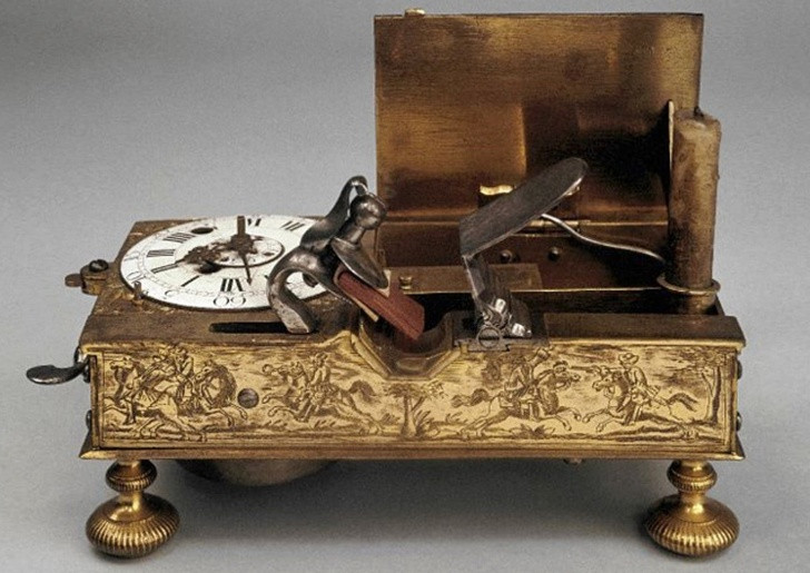 Đồng hồ báo thức đầu tiên trong lịch sử nhân loại chỉ có thể báo thức lúc 4h sáng.