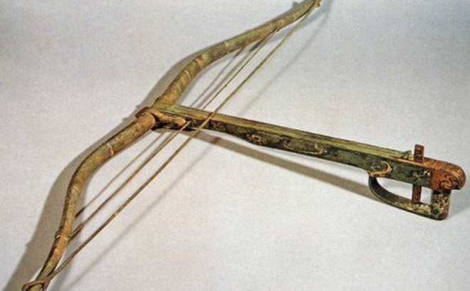 Những siêu nỏ này có tầm bắn lớn hơn 800m, sức căng lên tới hơn 350 kg và tự động bắn tên.