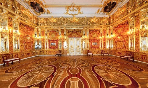 Được xem là "Kỳ quan thứ 8", căn phòng hổ phách (Amber Room) là báu vật vô giá. Căn phòng hổ phách được làm từ vàng nguyên chất cùng số lượng lớn đá quý.